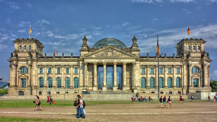 german school in Berlin with students walking out doors