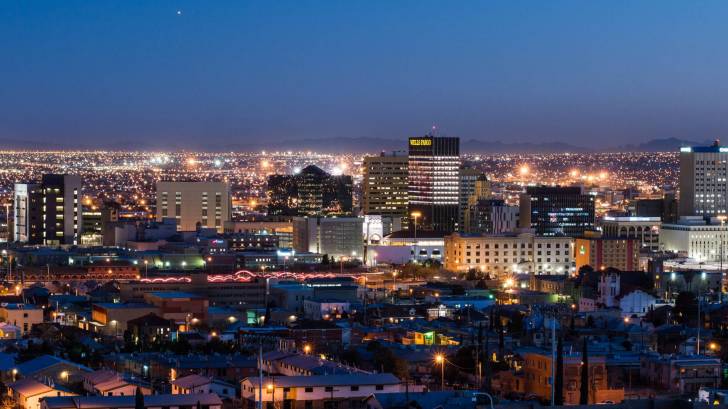 el paso at night