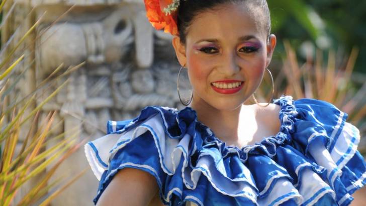 honduran women in traditional garb