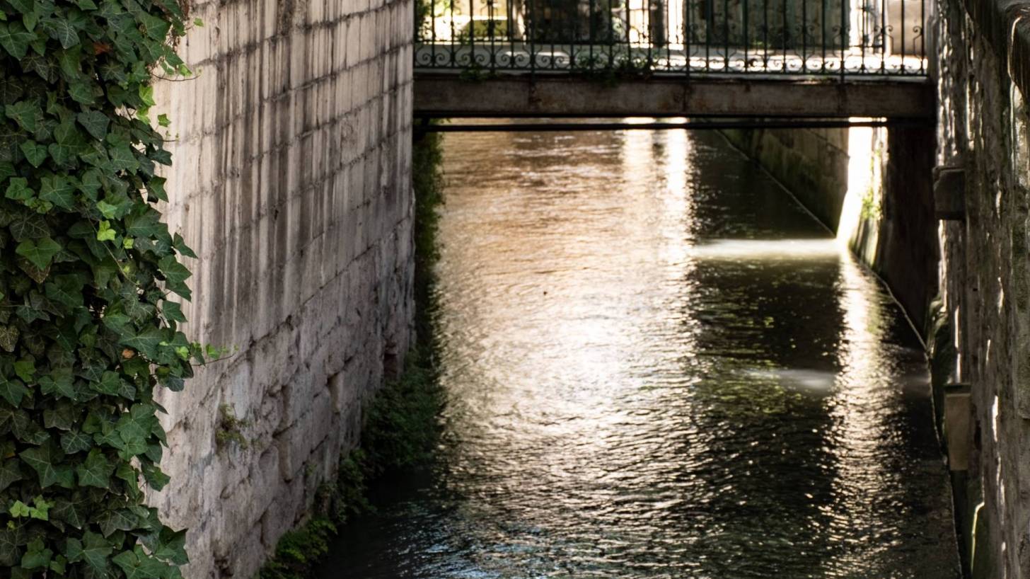 avignon canals thru the city