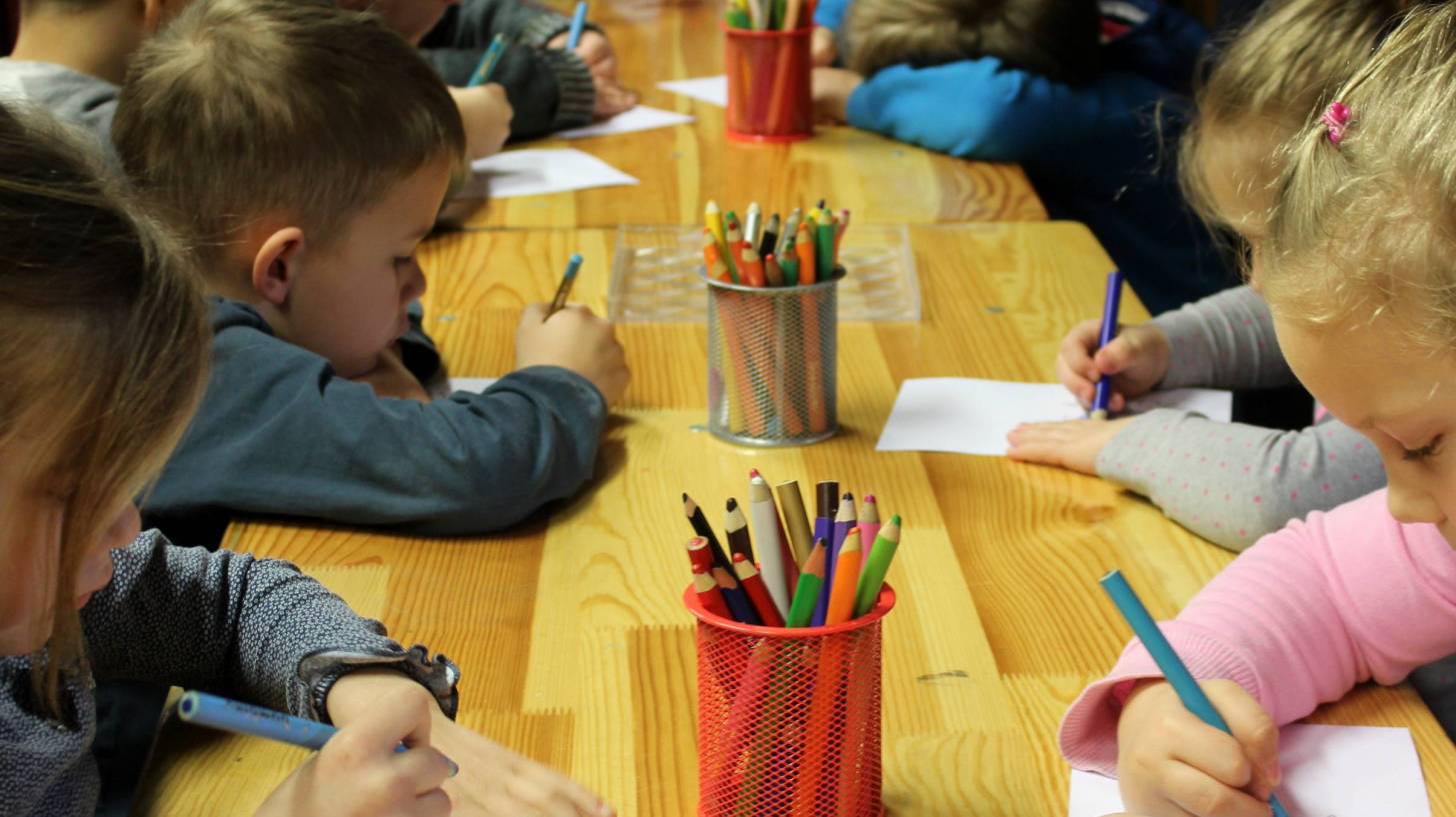 children drawing in class