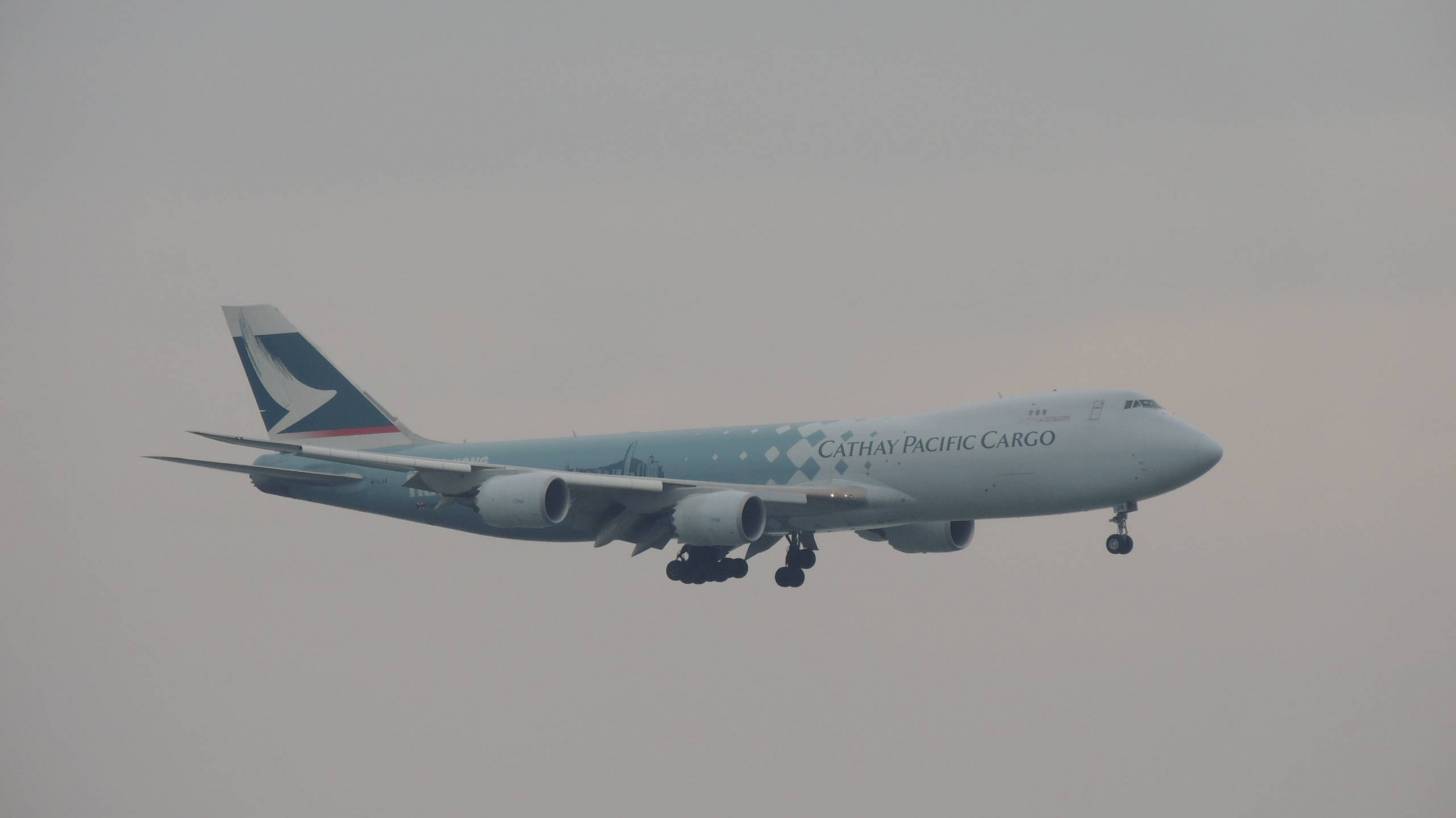 hong kong jet landing at international airport