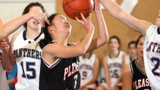 high school basketball game players